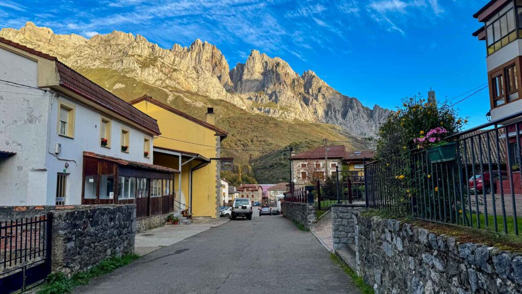 Spanje Posada de Valdón Bakker Jansen-Arts Hymer Exsis-i 588 Route51