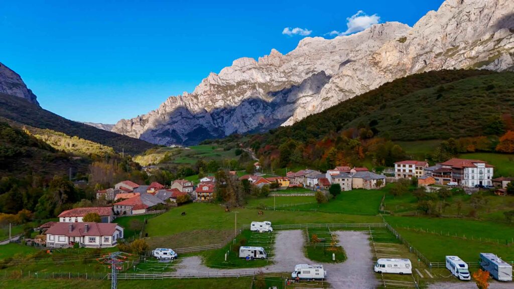 Spanje Posada de Valdón Camperplaats Drone 1 Jansen-Arts Hymer Exsis-i 588 Route51