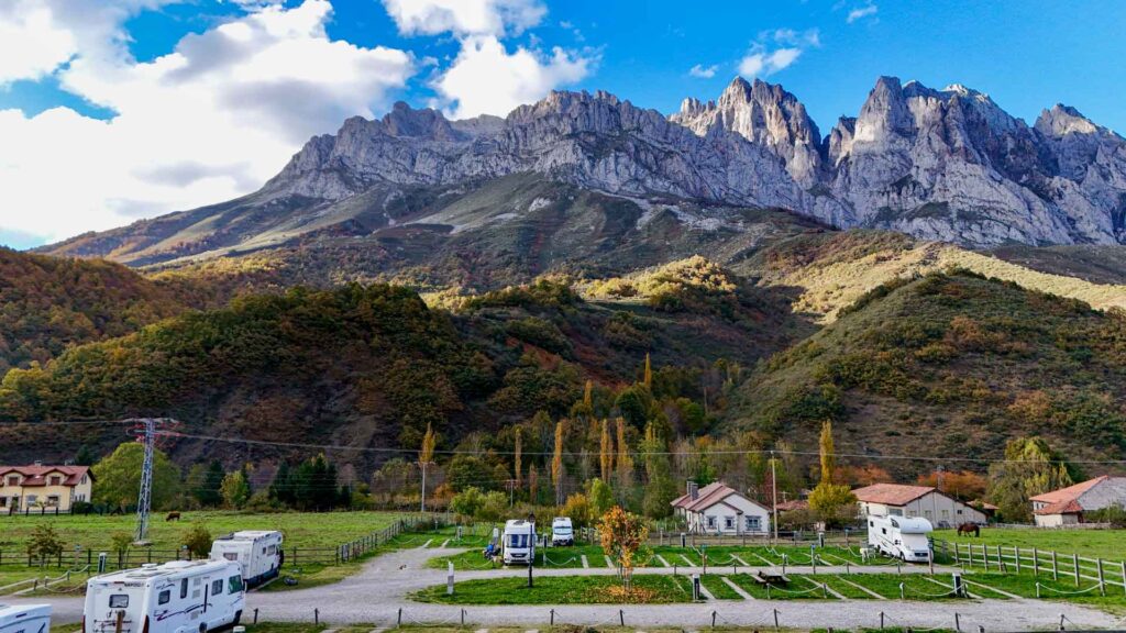 Spanje Posada de Valdón Camperplaats Drone 2 Jansen-Arts Hymer Exsis-i 588 Route51