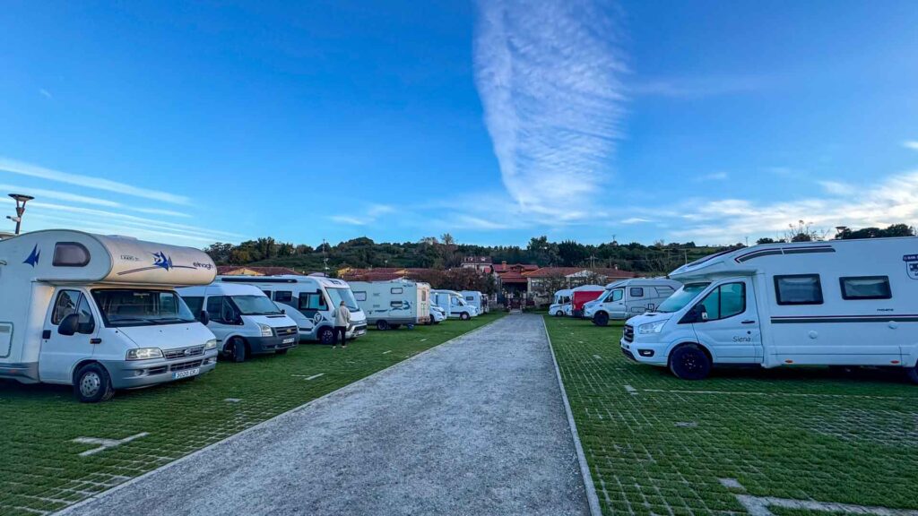 Spanje Santillana del Mar Camperplaats Plaatsen Jansen-Arts Hymer Exsis-I 588 Route51