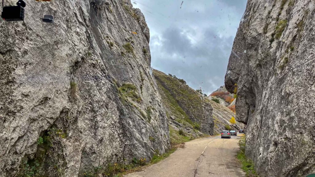 Spanje Villamanín Smalle Wegen Jansen-Arts Hymer Exsis-i 588 Route51