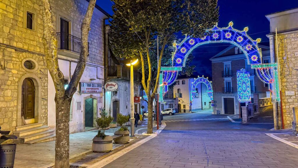 Italie Osara de Puglia Straat Verlichting Kerst Hymer ML-T 570 4x4 Offroad Offgrid Route51