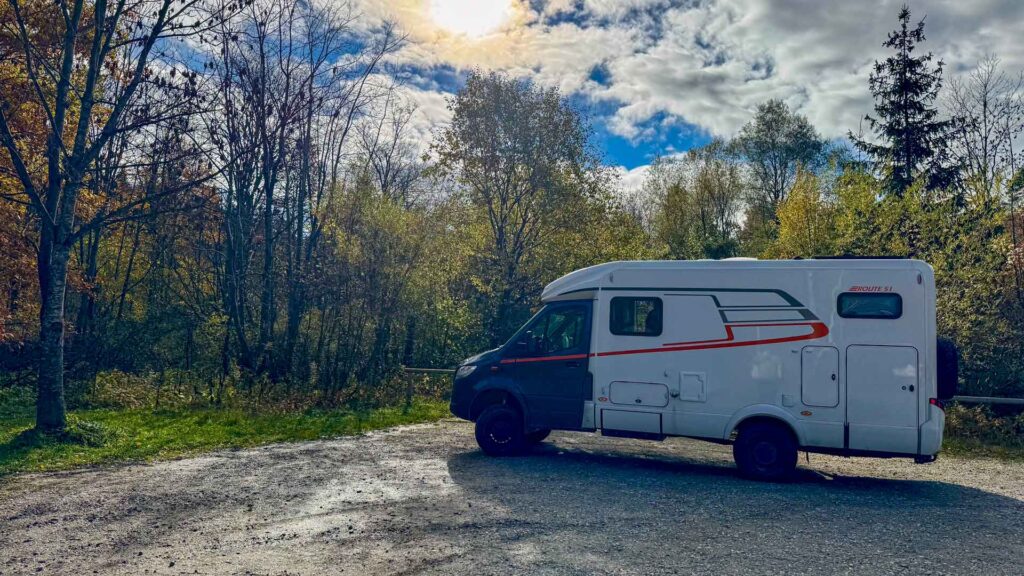 Onze Hymer ML-T 570 4x4 camper geparkeerd op de parking bij Schwabstadl langs de Romantische Straße