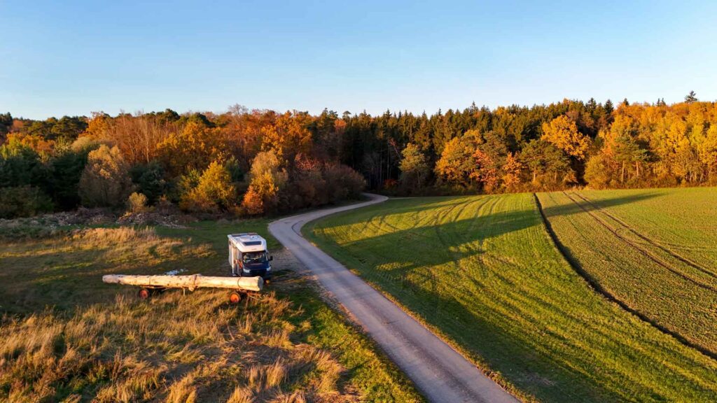 Dronefoto van onze camper op een heuvel bij Marxheim met het bos op de achtergrond langs de Romantische Straße
