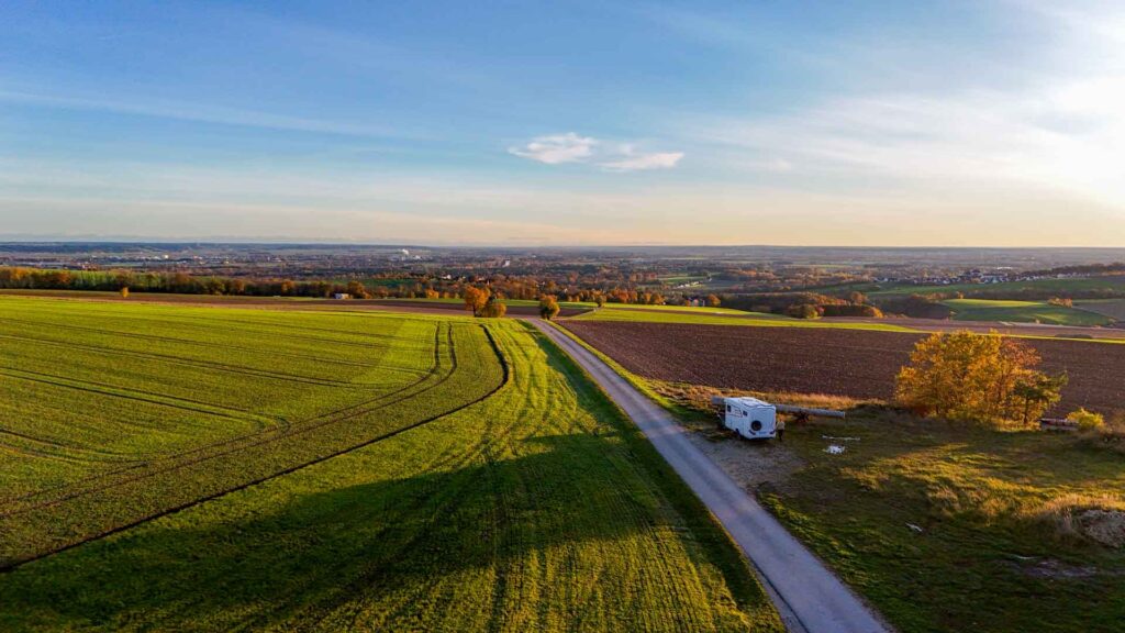 Dronefoto van onze camper boven op een heuvel bij Marxheim met uitzicht over het dal langs de Romantische Straße