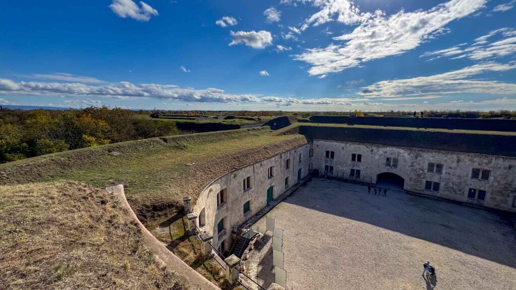 Hongarije Fort Monostor Binnenplaats Hymer ML-T-570 4x4 Offroad Route51