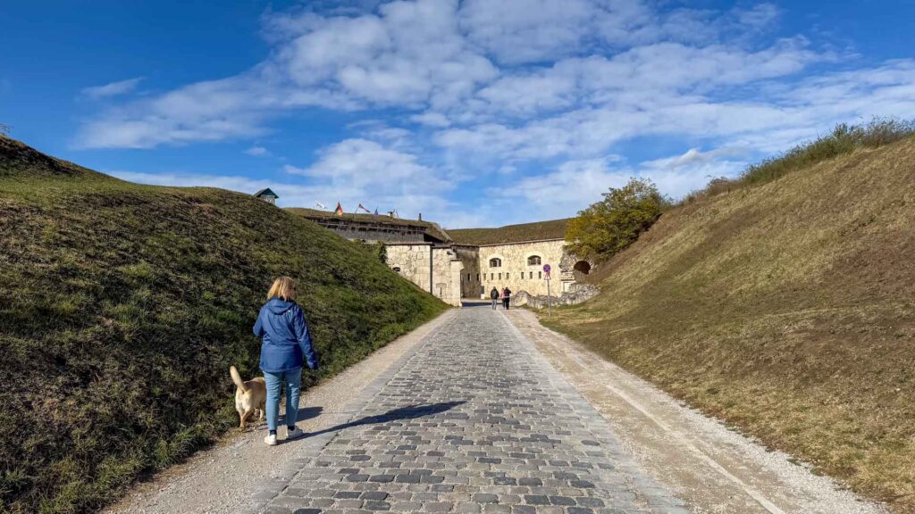 Hongarije Fort Monostor Ingang Hymer ML-T-570 4x4 Offroad Route51