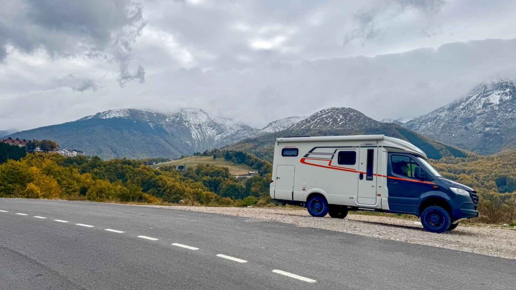 Kosovo Sneeuw Bergtop Hymer ML-T-570 4x4 Offroad Offgrid Route51
