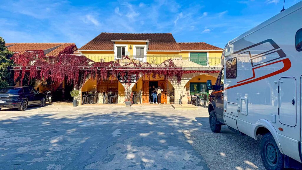 Kroatie Potomje Matusko Winery Parking Hymer ML-T-570 4x4 Offroad Route51