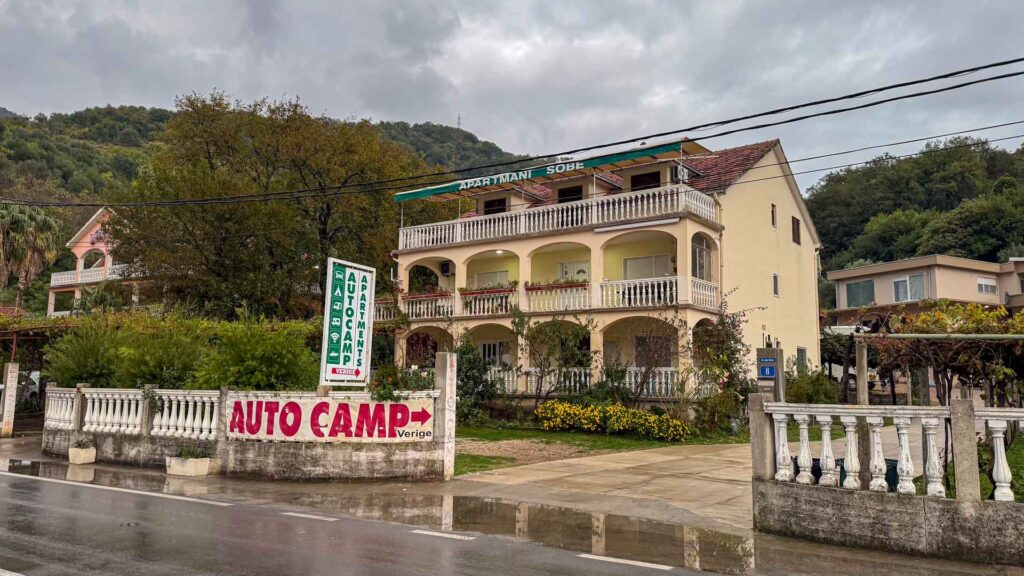 Montenegro Lepetane Camping Verige Ingang Hymer ML-T-570 4x4 Offroad Route51