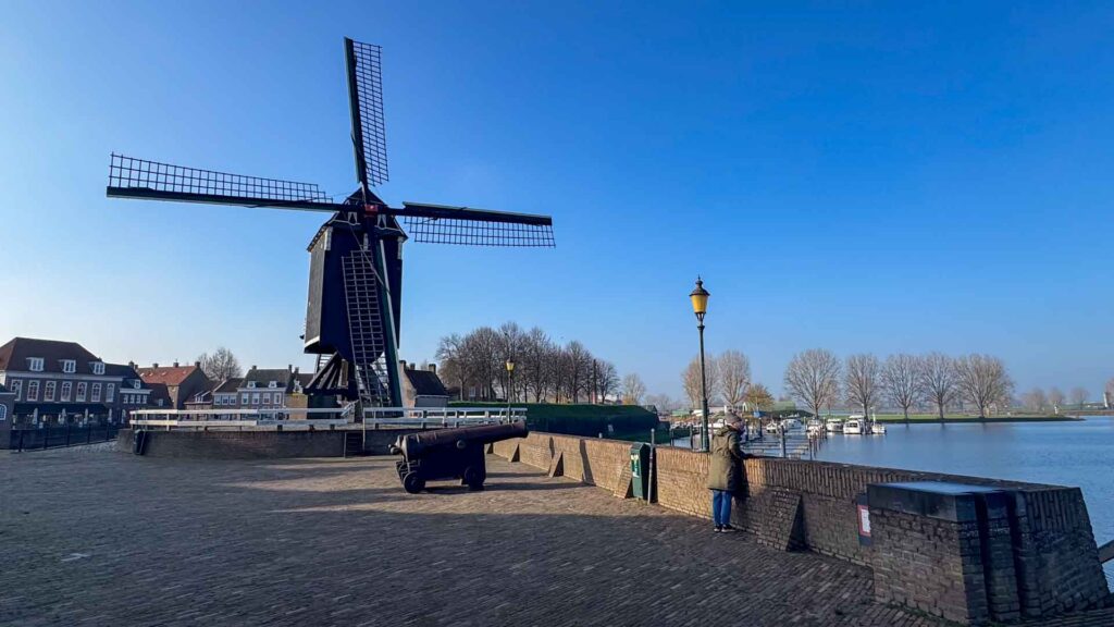 Jeannette op de stadswal van Heusden met een molen en een kanon