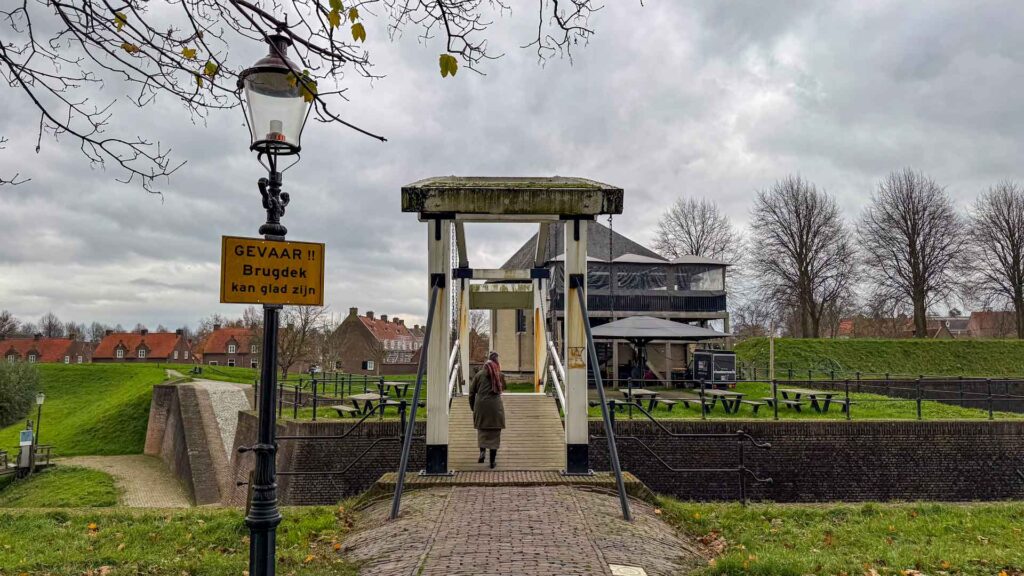Brug over het water in het vestingstadje Heusden bij café-restaurant Boei 35