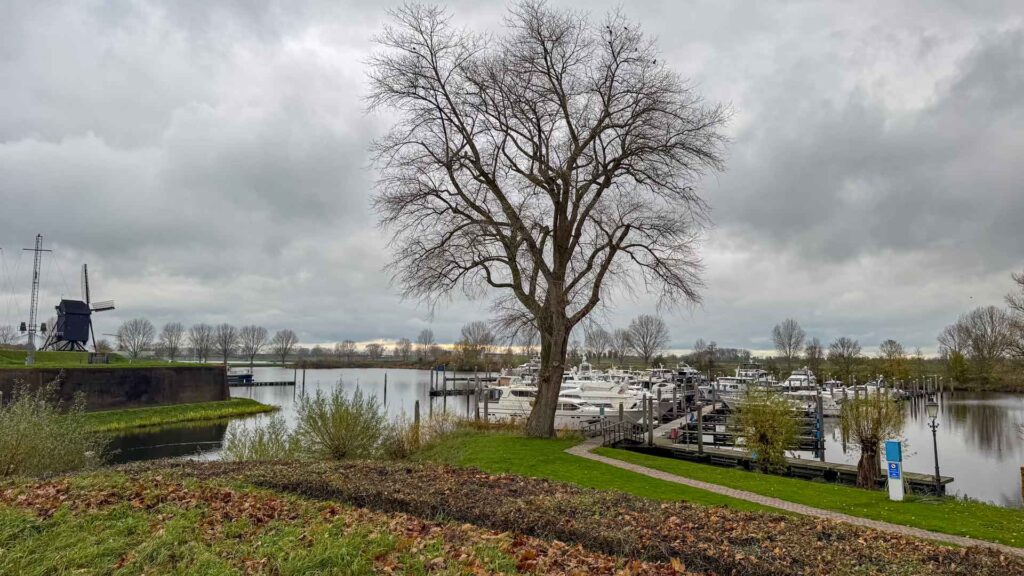 Haven van Heusden met uitzicht op een molen
