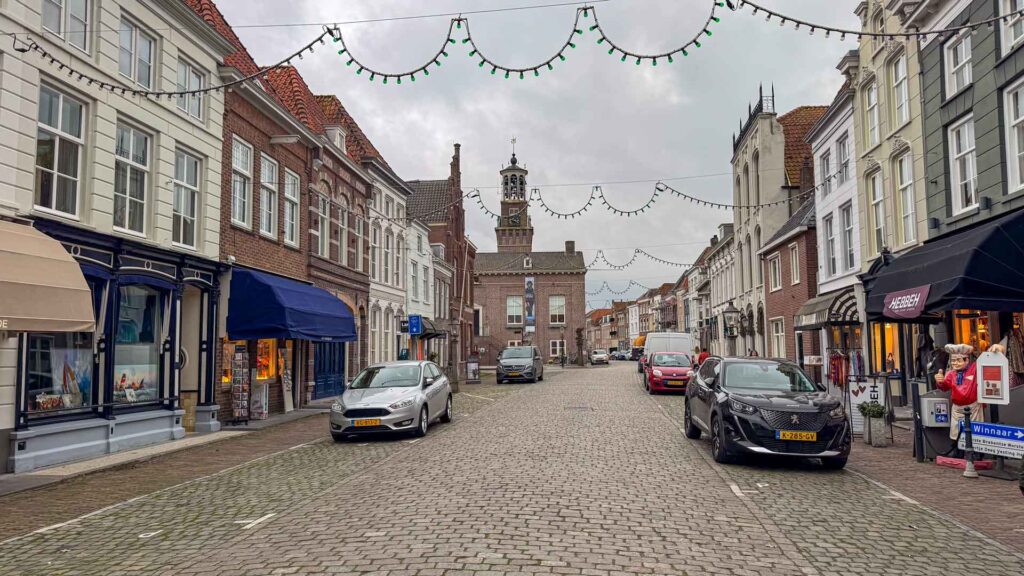 Winkelstraat van Heusden met de kerk op de achtergrond