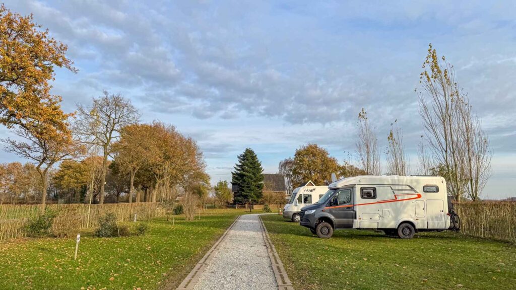 Onze camper op zijn plek bij camperplaats De Grote Leigraaf in Klarenbeek