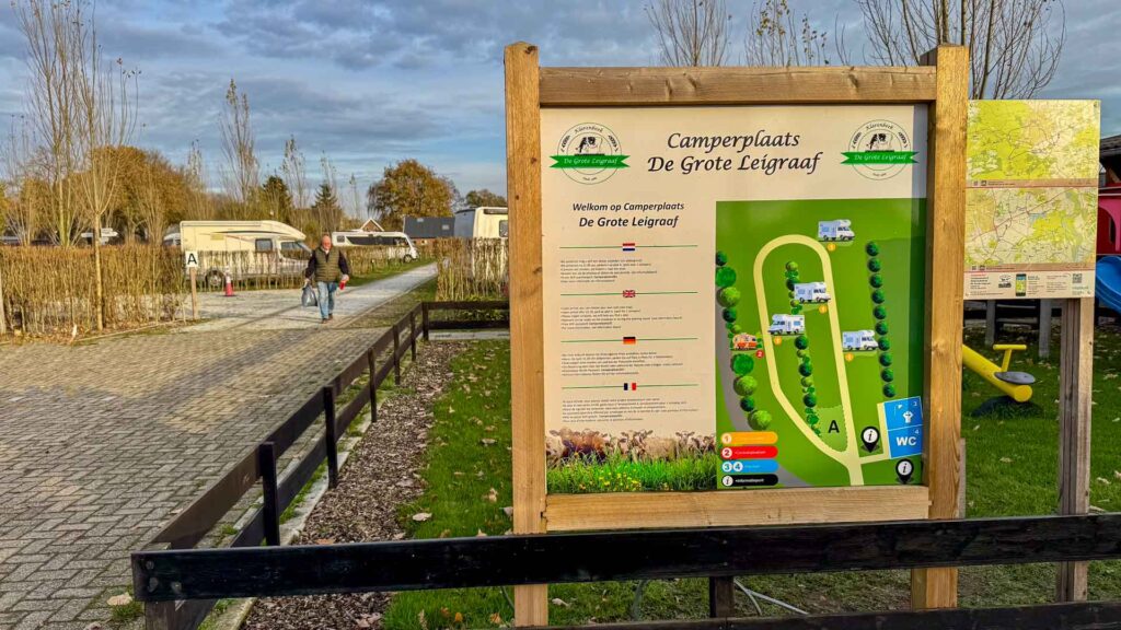 Ingang van camperplaats De Grote Leigraaf in Klarenbeek met het bord van de camperplaats