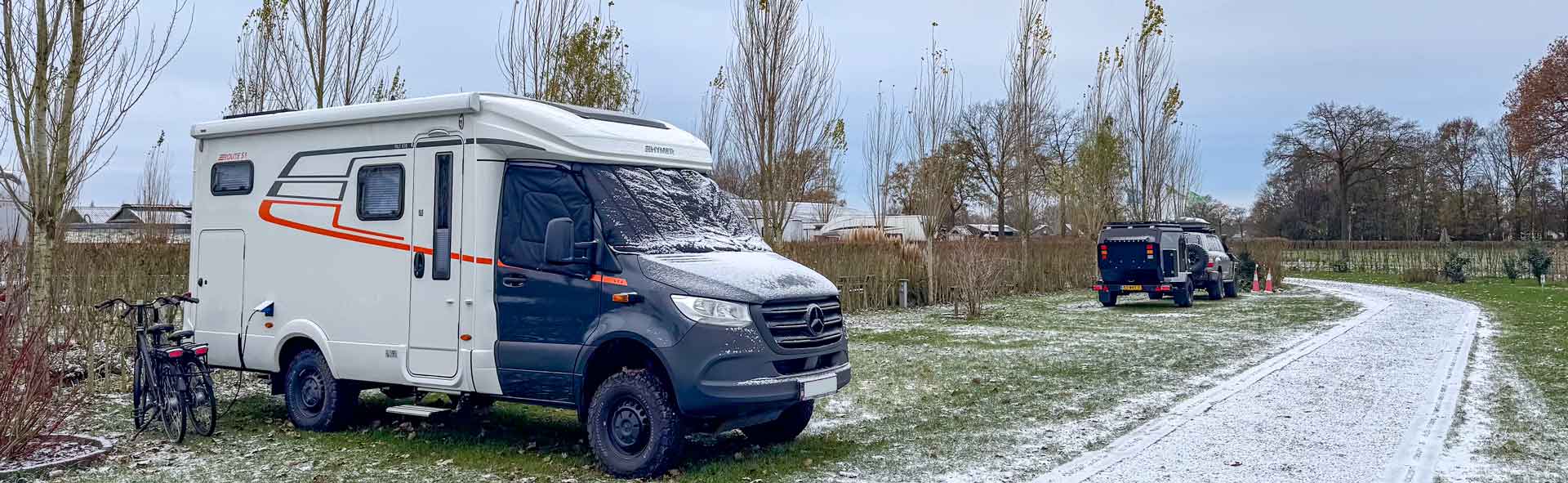 Onze camper op de camperplaats in Klarenbeek met een dun laagje sneeuw