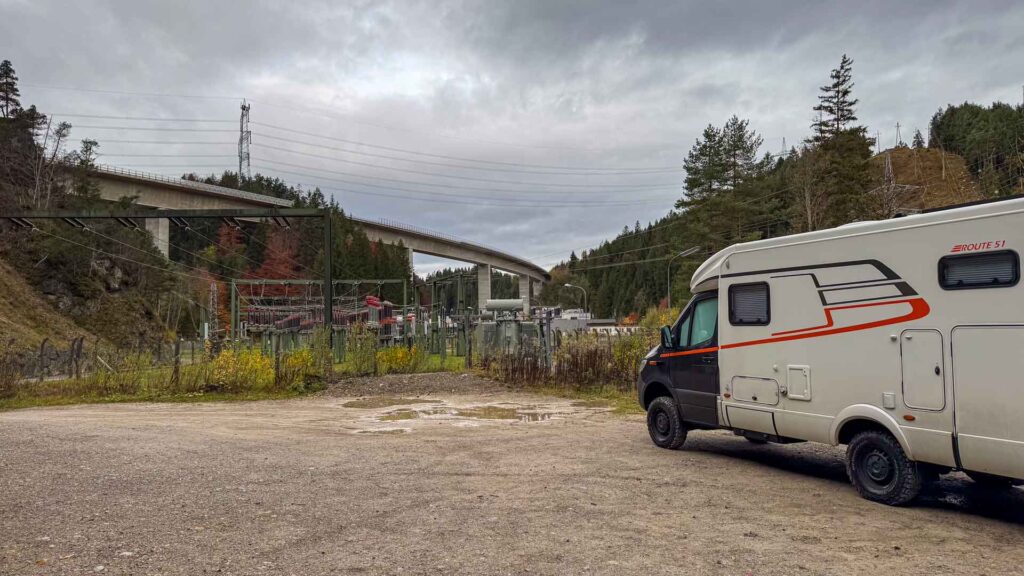 Onze camper op de camperplaats Gemeinde Breitenwang aan de E-Werk-Straße bij de krachtcentrale