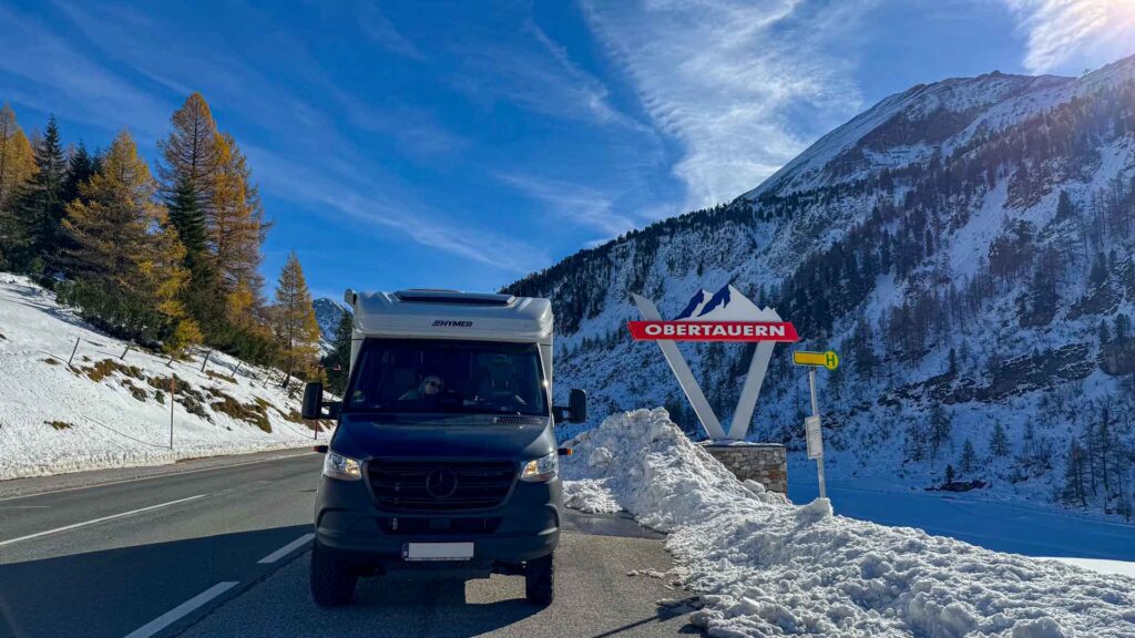 Onze Hymer ML-T 570 4x4 camper bij het welkomsbord van het skidorp Obertauern in Oostenrijk