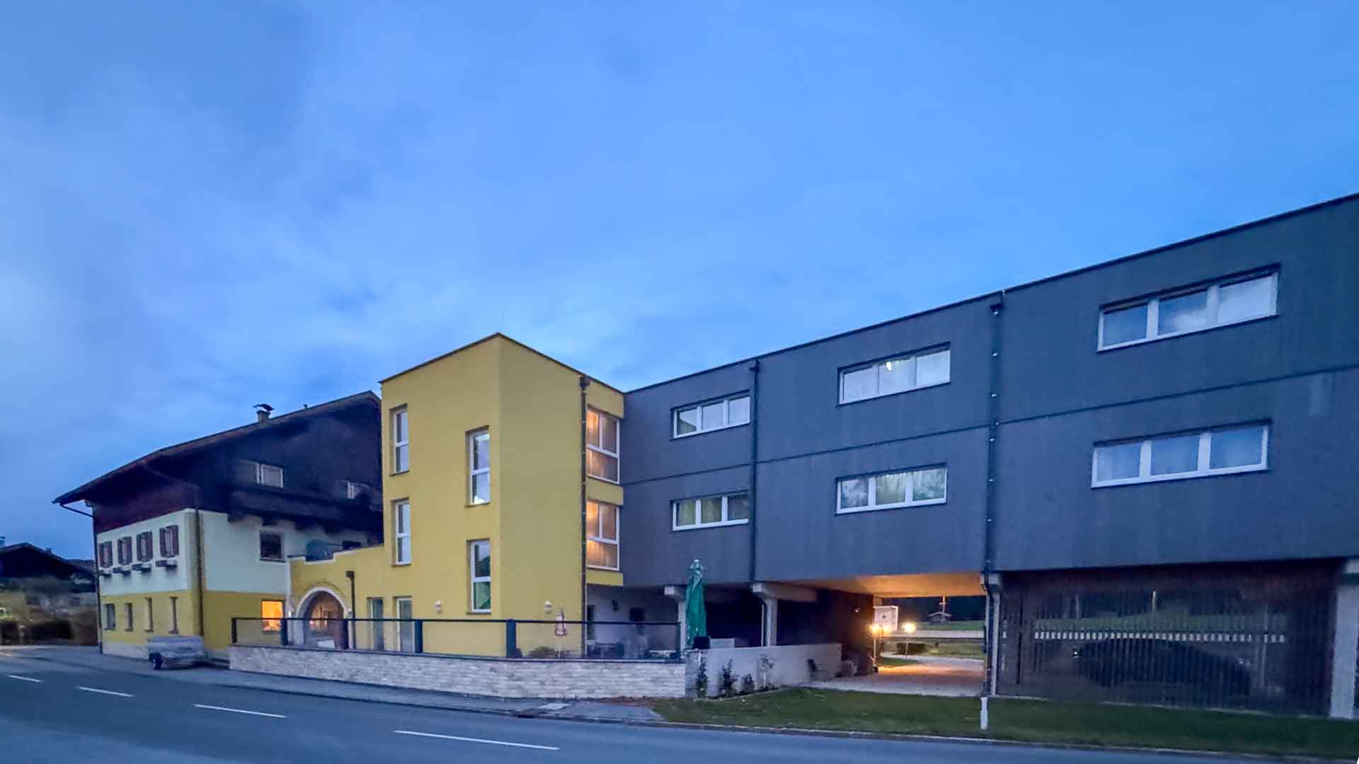 Het nieuwe gebouw van Hotel Zum Schwanen in Pflach waar we meerdere keren zijn gaan skiën