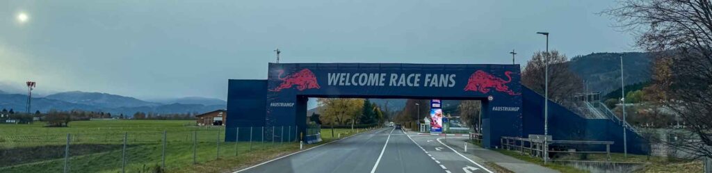 Welkomsbord “Welcome Race Fans” onder een brug bij het Red Bull Ring in Spielberg tijdens onze reis door Oostenrijk