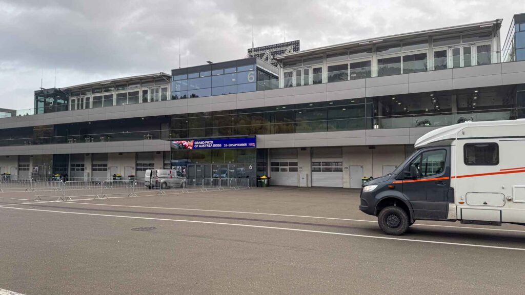 Camperparkeren achter de paddock bij het Red Bull Ring in Spielberg, Oostenrijk
