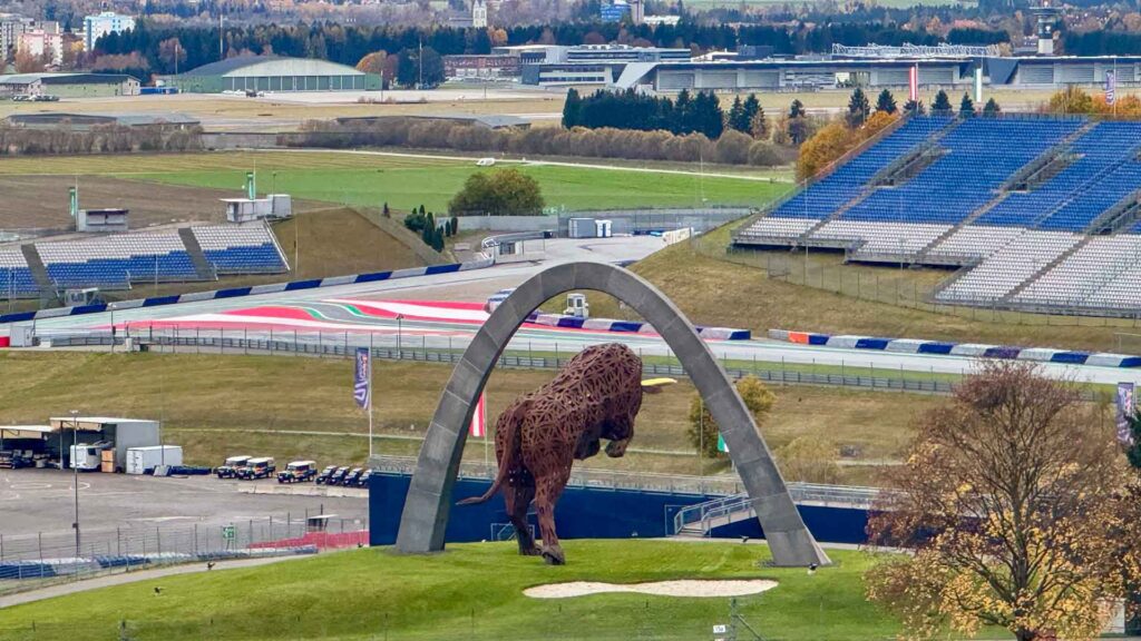 Red Bull stier bij het Red Bull Ring in Spielberg met tribunes en racebaan