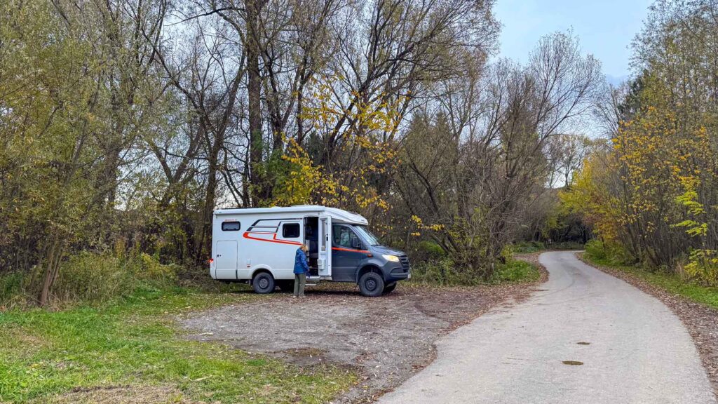 Jeannette bij onze Hymer ML-T 570 4x4 camper op de camperplaats in Weißkirchen