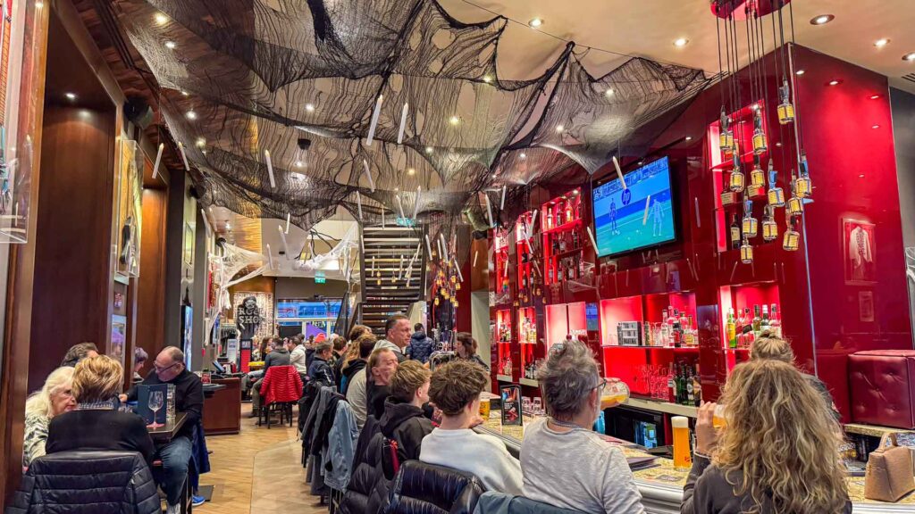 Oostenrijk Wenen Hard Rock Cafe Binnen Hymer ML-T-570 4x4 Offroad Route51