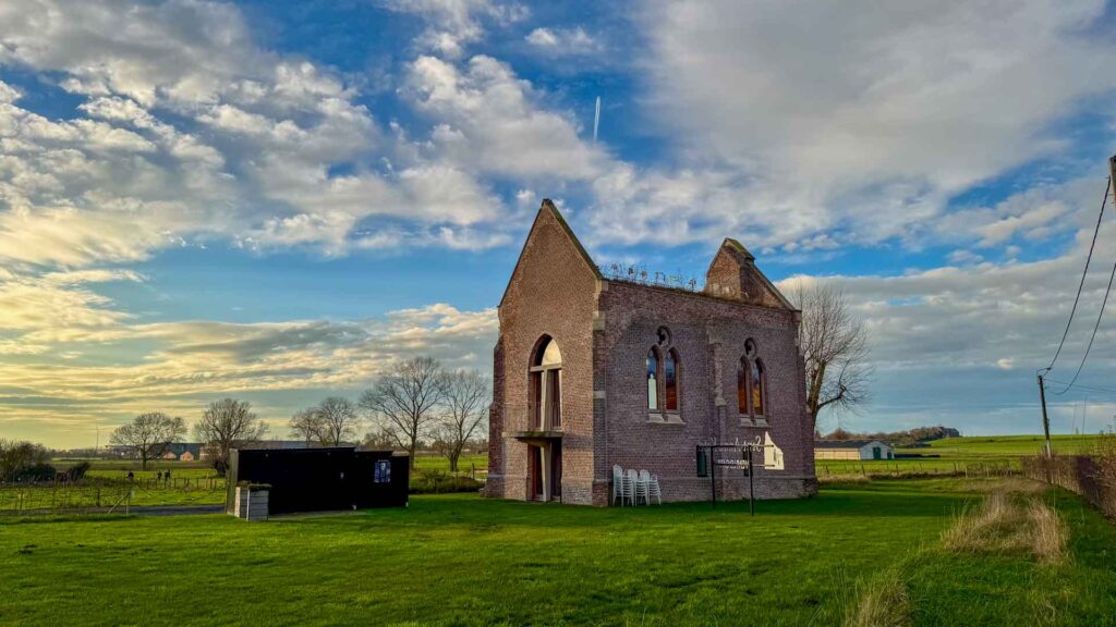 Sint-Annakapel in Dentergem tegen een mooie avondlucht