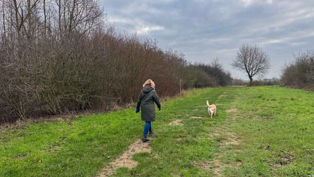 Jeannette en Stella op zoek naar geocaches in het Meikensbos bij Dentergem