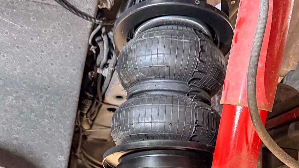 Geplaatste hulpluchtveringsbalg onder de camper