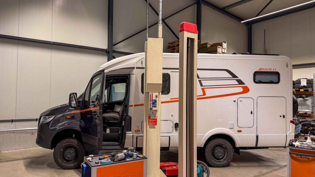 Onze camper in de werkplaats van Trapmann Air Suspension in Kontich