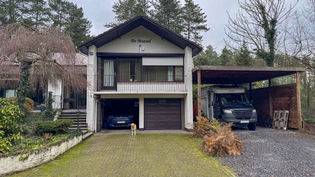 Onze camper weer thuis onder de carport na een weekend op pad