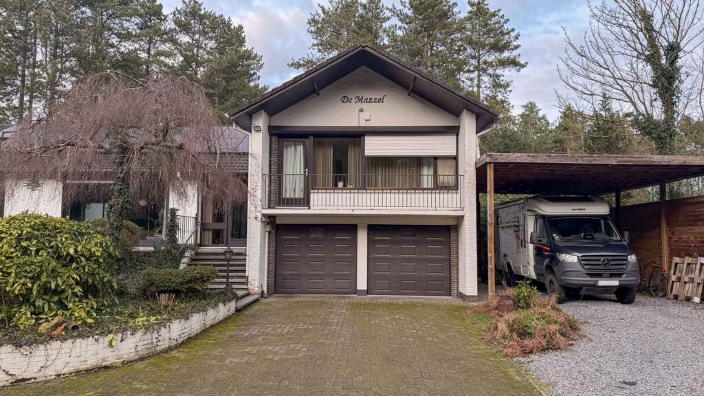 Onze camper weer thuis onder het afdak na het plaatsen van hulpluchtvering