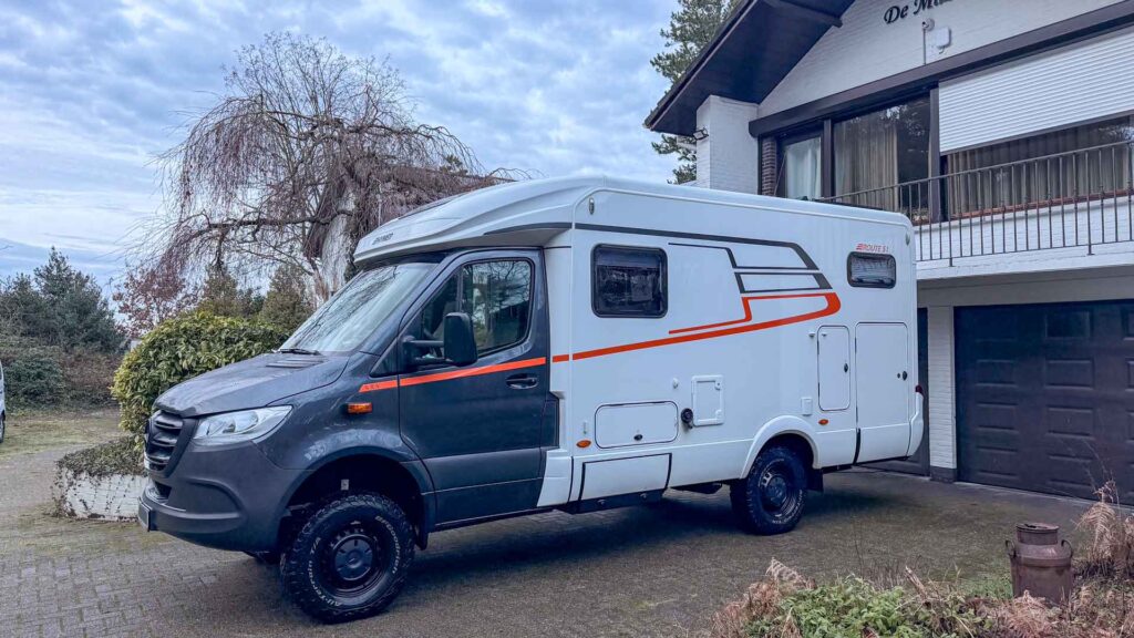 Onze camper klaar voor vertrek op de oprit in Lommel