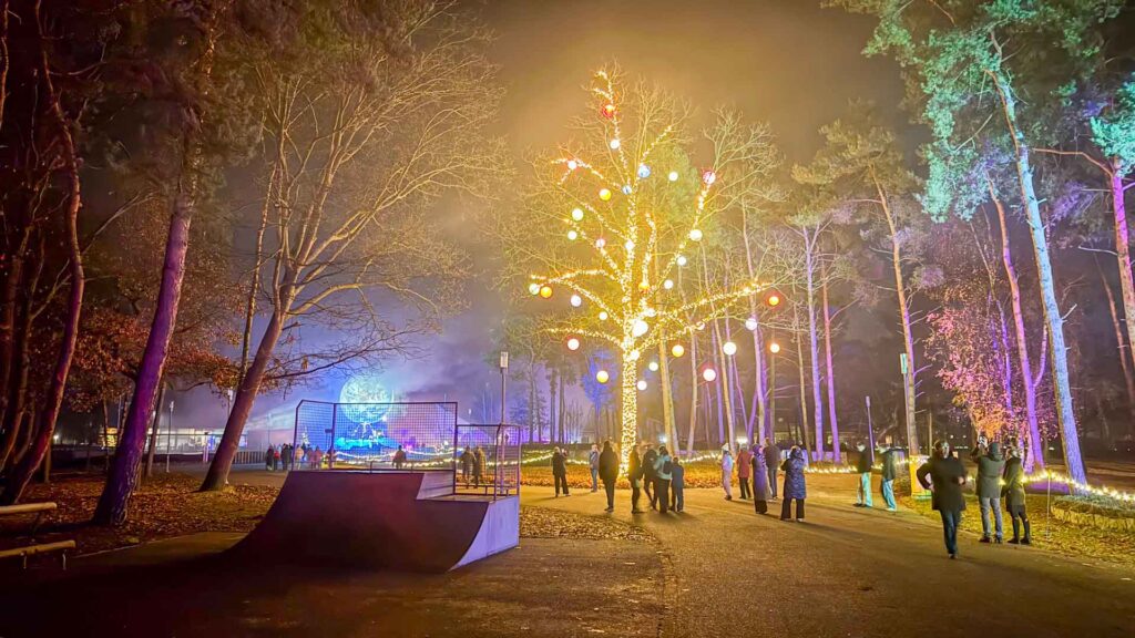 Verlichte boom tijdens de wintersfeer wandeling op het Zilvermeer