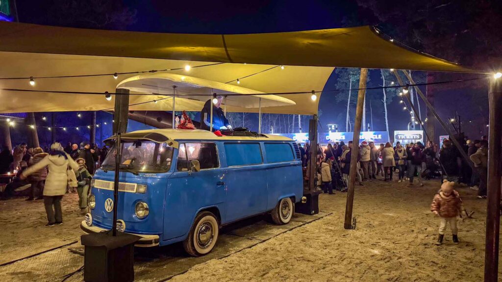 Drankpunt tijdens de wintersfeer wandeling met een VW busje als DJ-boot op het Zilvermeer