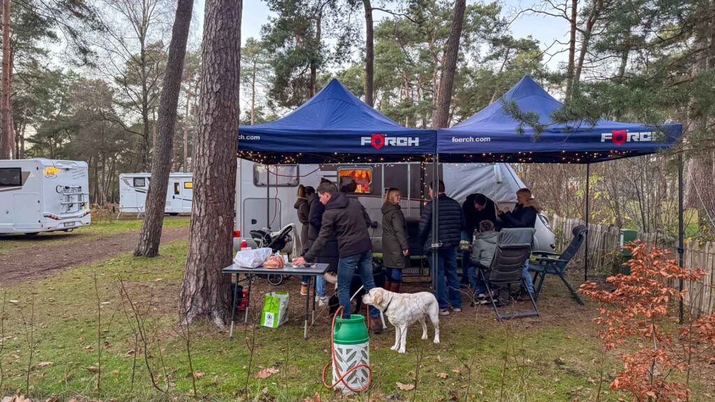 Gezellig samen eten en drinken onder de tentjes op het Zilvermeer in Mol
