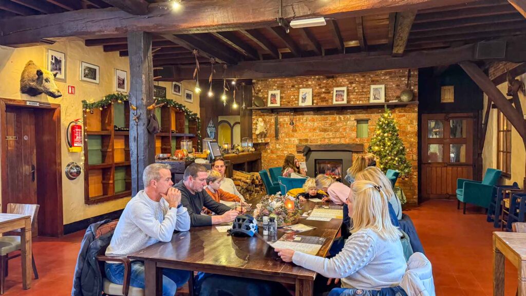 Gezellig aan tafel bij Gasthof De Beiaard in Postel