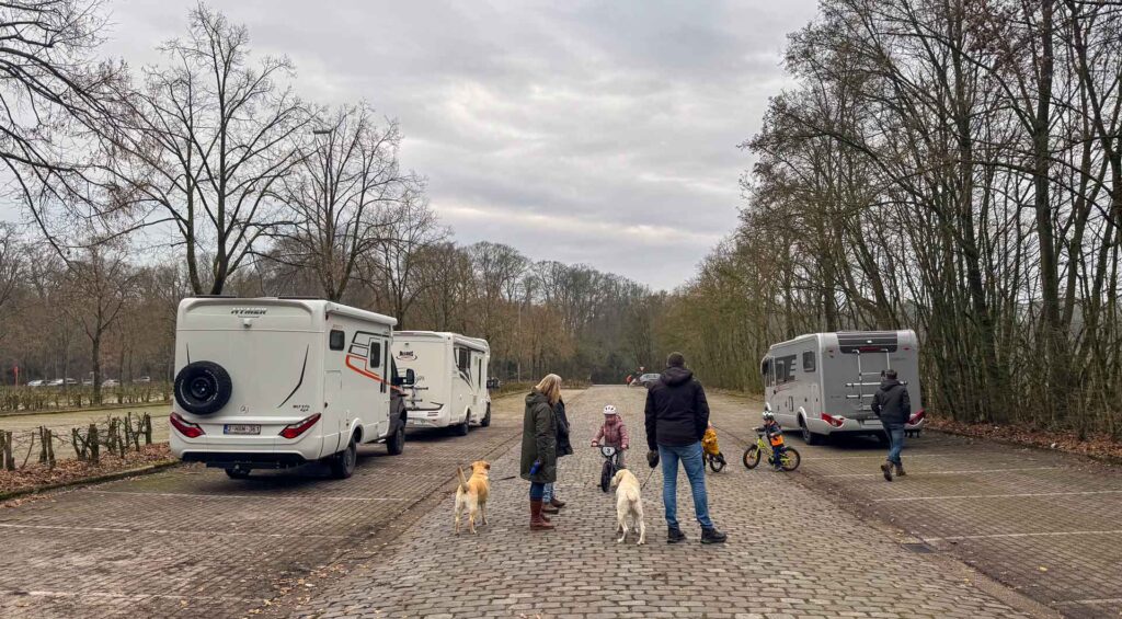 Onze drie campers op de parking bij Postel