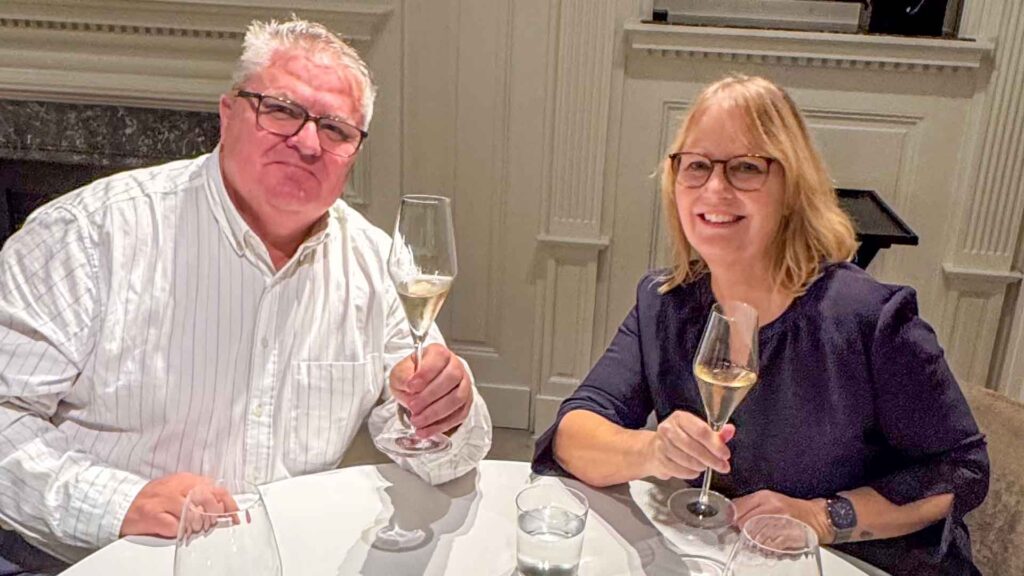 Champagne aan tafel bij Boury tijdens onze huwelijksverjaardag