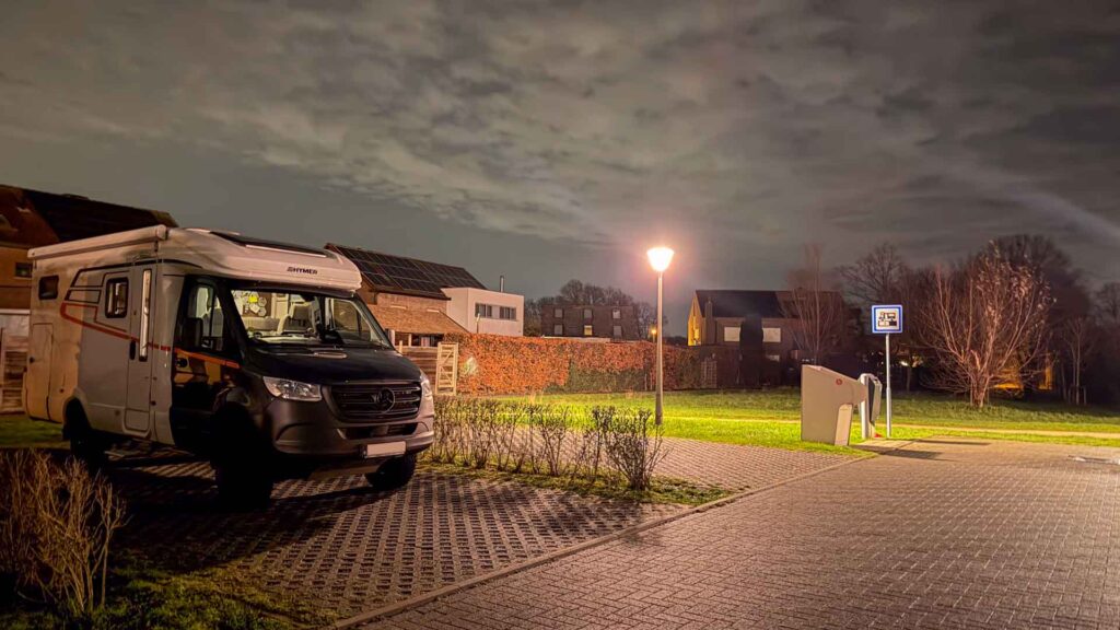 Aankomst in het donker op de camperplaats in Sint-Katelijne-Waver