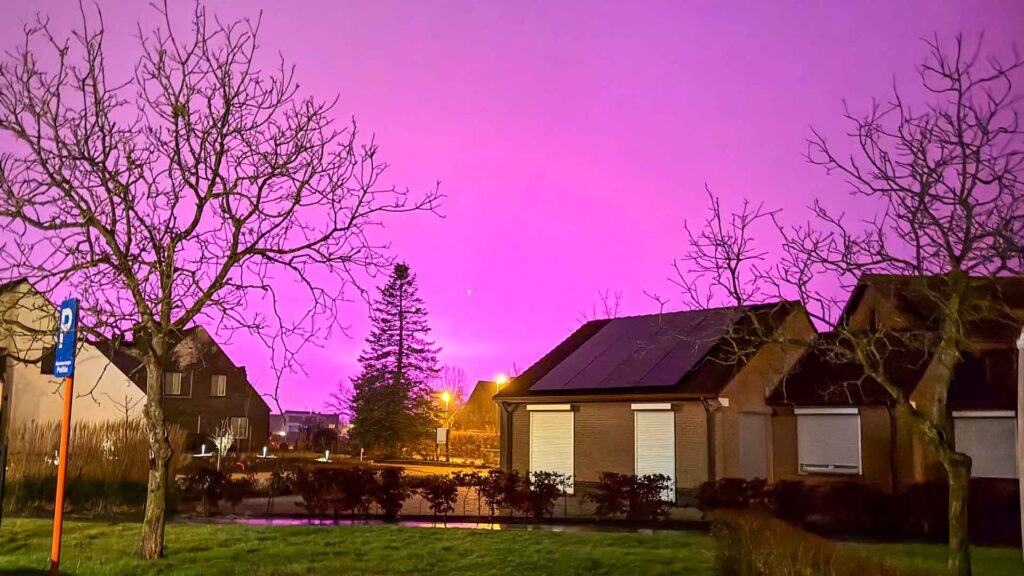 Roze en paarse ochtendlucht boven de camperplaats in Sint-Katelijne-Waver