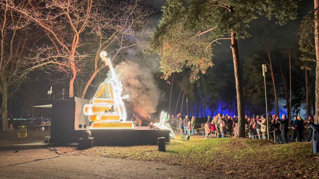 Verlichte boeken en een viool tijdens de wintersfeer wandeling op het Zilvermeer