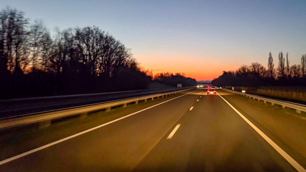 Oranje zonsopkomst boven de Duitse autobahn onderweg naar Oostenrijk