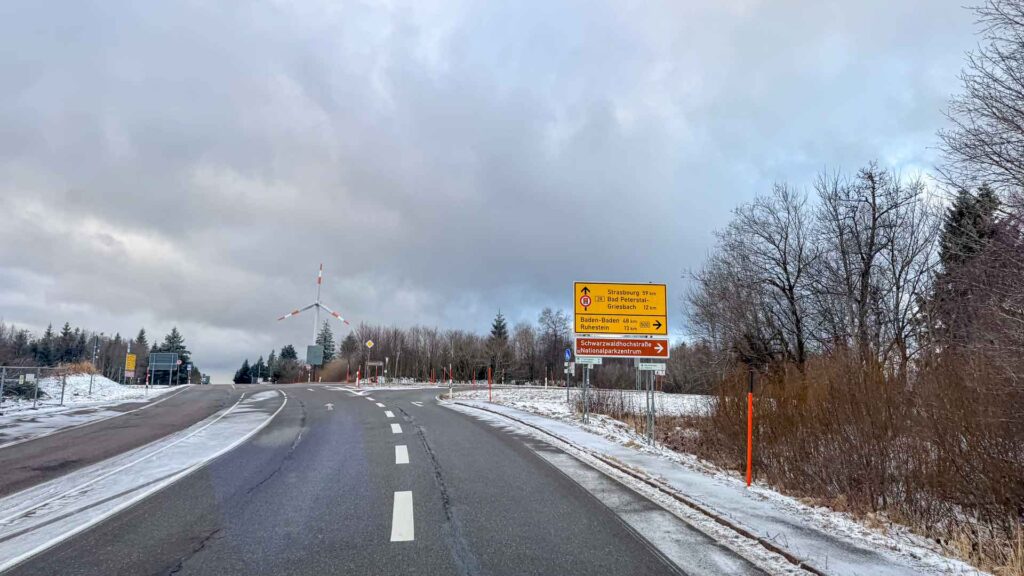 Afslaan naar de Schwarzwaldhochstraße met de camper, het bord duidelijk zichtbaar