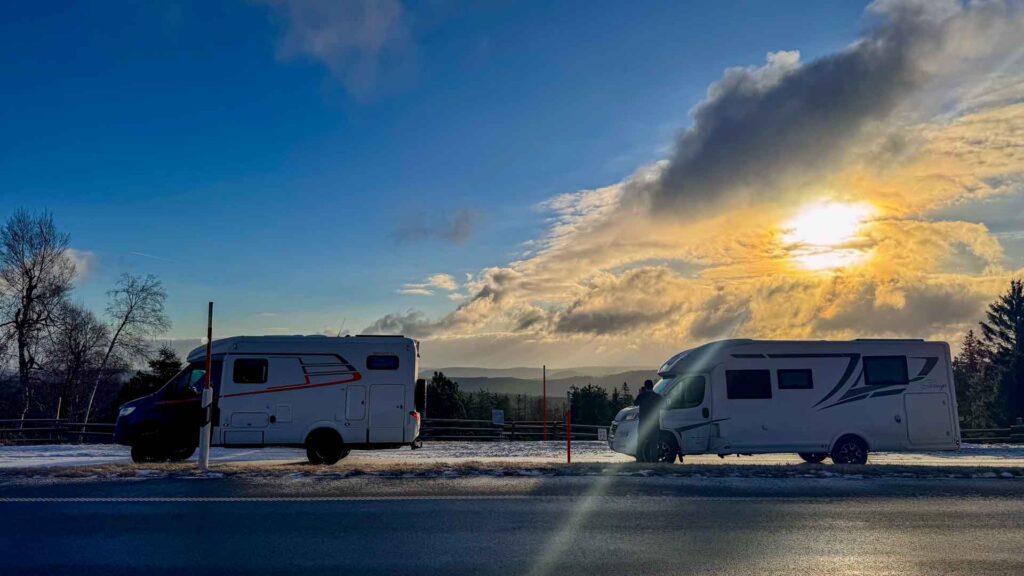 Onze mobilhomes op een parking langs de Schwarzwaldhochstraße