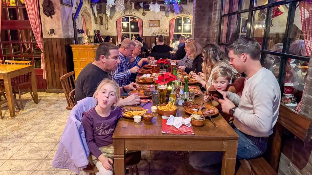 Gezellig samen eten aan een lange tafel bij restaurant Het Wilde Zwijn in Bergeijk