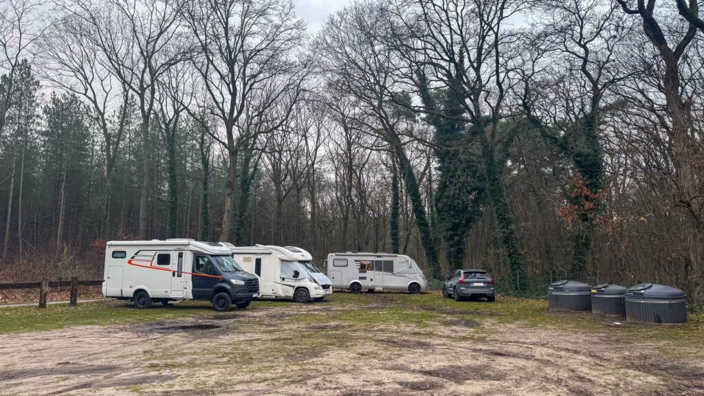 Onze drie mobilhomes op de parking waar we mogen overnachten bij Het Wilde Zwijn in Bergeijk